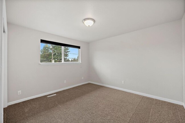 Building Photo - Renovated Tacoma Home with A/C, Huge Den, Bonus Office & Fully Fenced Yard!
