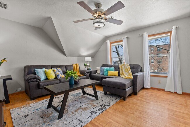 Building Photo - 1412 N Durkee St