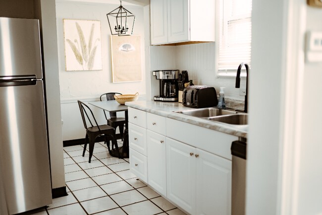 Building Photo - 13661 Cedar Rd