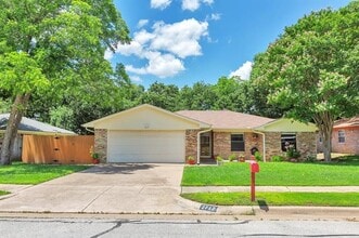 Building Photo - 2717 Meadow Green