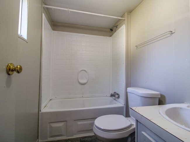 Building Photo - New Rental at River Road Estates!
