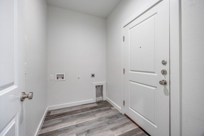 Building Photo - 924 W Collins St