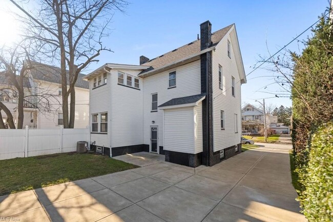 Building Photo - 1643 Lincoln Ave