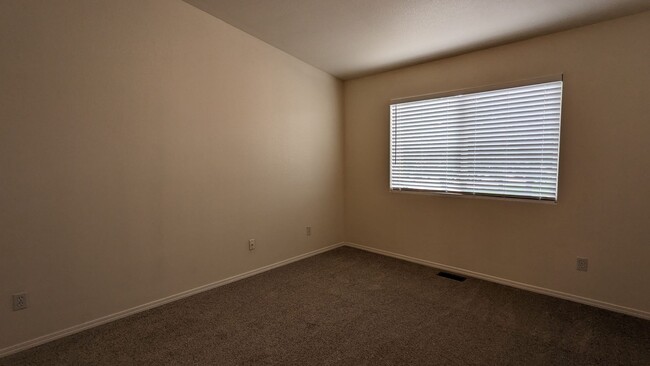 Building Photo - 3 BED/2.5 BATH TOWNHOME IN UNIVERSITY VILL...