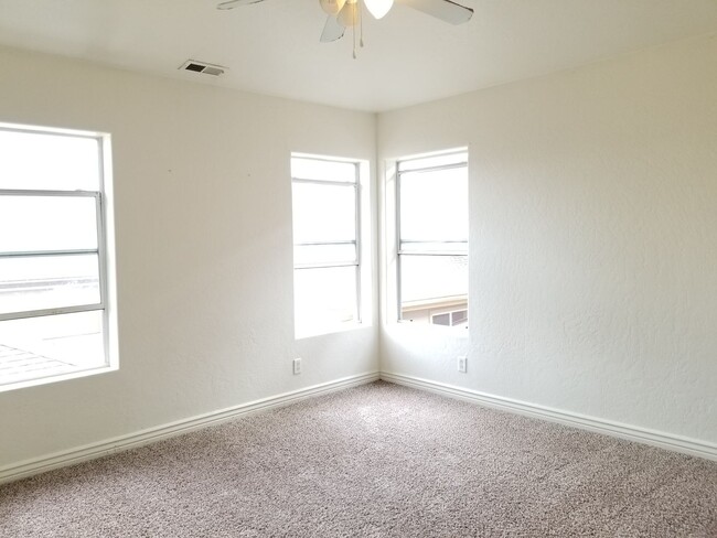Building Photo - Westside 4 Bed, 2.75 Bath Townhouse w/Gara...