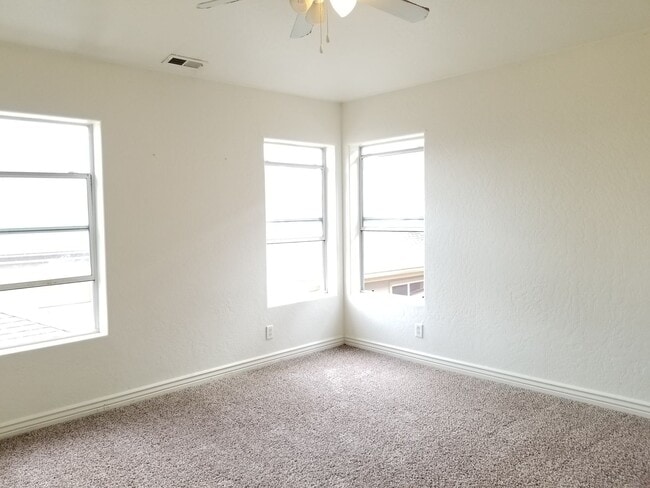 Building Photo - Westside 4 Bed, 2.75 Bath Townhouse w/Garage Next to NAU & CCC! Students OK! Avail. July 10th!