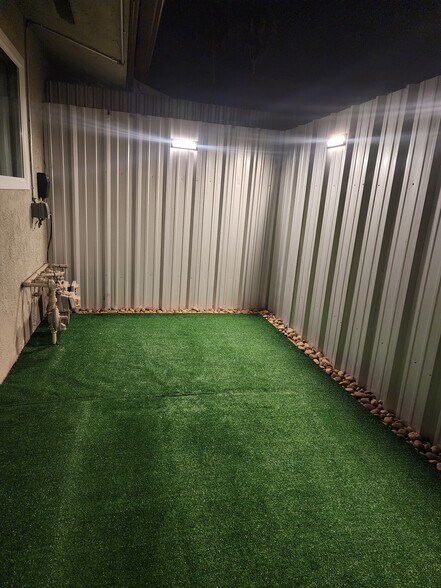 Private Yard - 431 S Simpson Ave