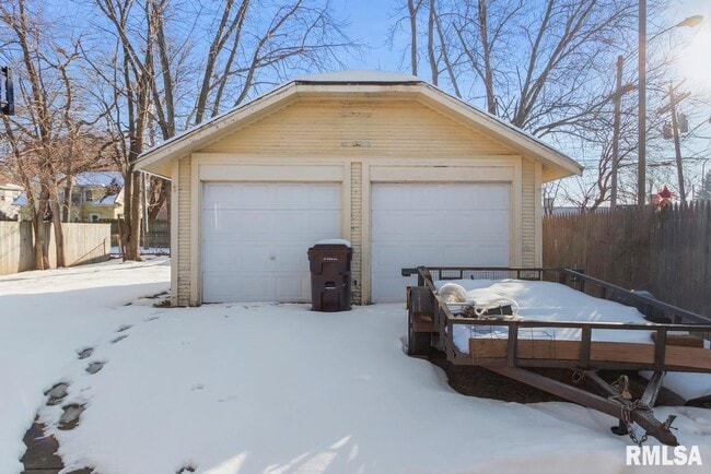 Building Photo - 1816 W Callender Ave