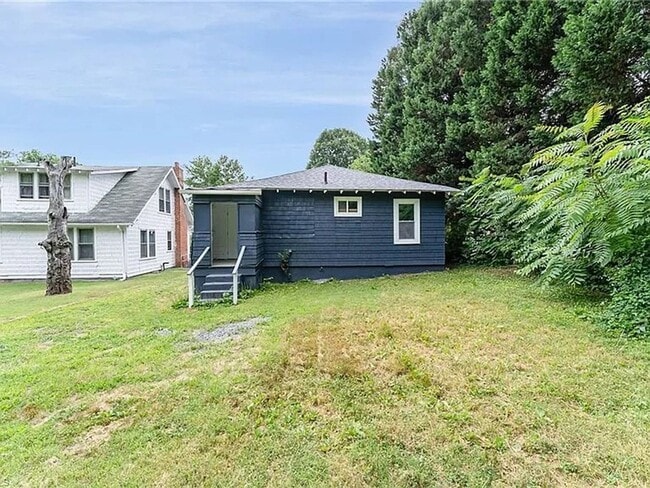 Building Photo - Charming Fully Renovated Cottage Minutes from Downtown!