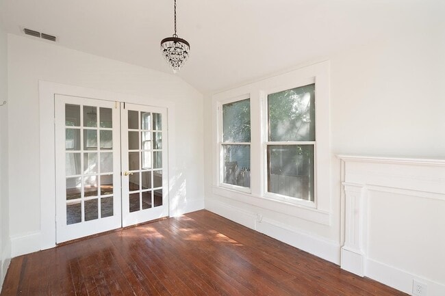 Building Photo - 603 E Losoya St