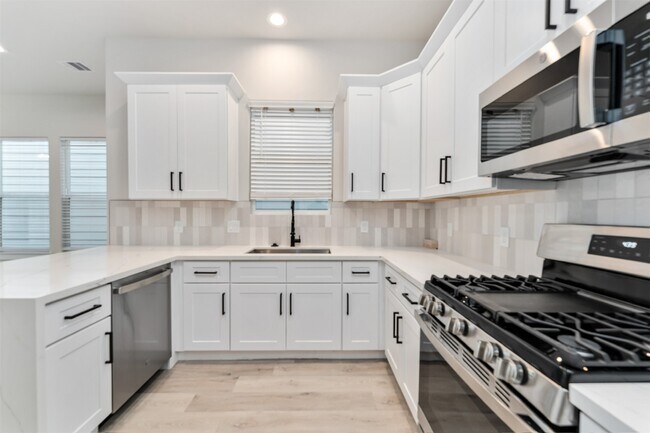 Building Photo - 108 W 44th St