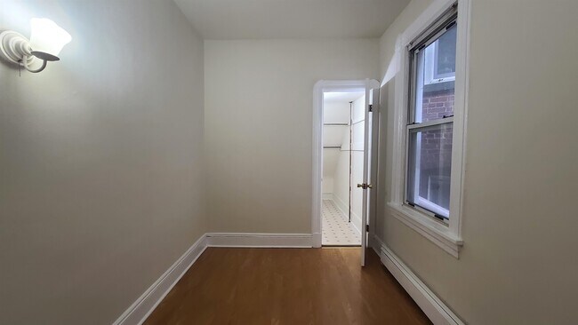 Building Photo - 86 Tonnelle Ave