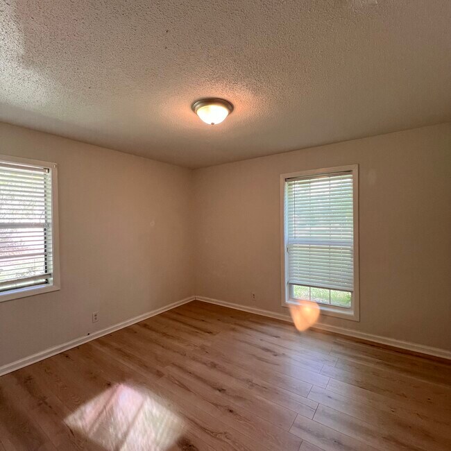 Building Photo - 106 Whispering Pines Loop