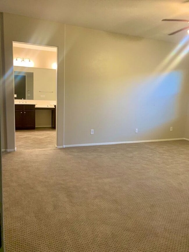 Building Photo - MOVE IN SPECIALS !! 4BD 3BA in South Tempe...