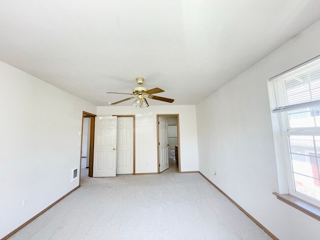 Building Photo - Bright Everett Home with 2-Car Garage(NEW PAINT AND CARPET)