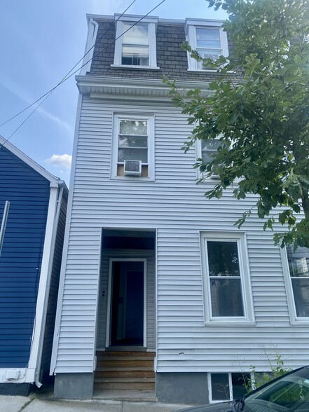 Building Photo - 126 Thorndike St