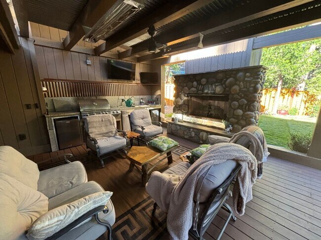 Building Photo - 973 Sand Iron Dr