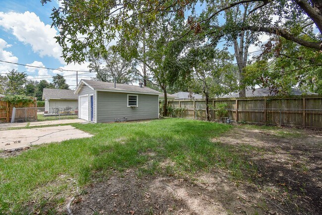Building Photo - 7406 Schiller St