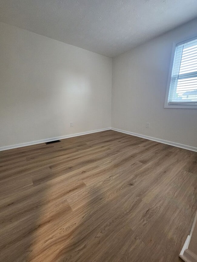 Building Photo - For Rent – Beautiful 3-Bedroom Split-Level...