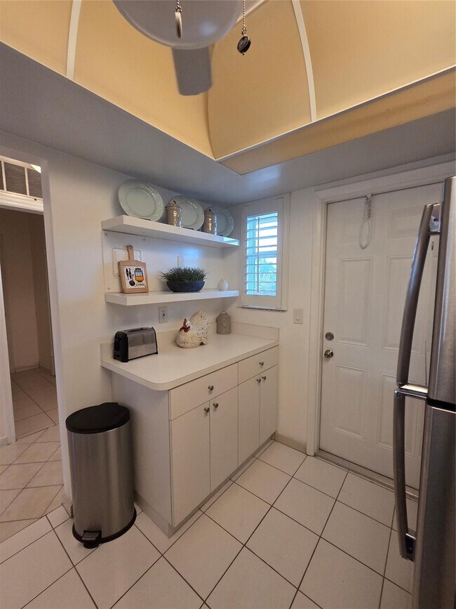Building Photo - 1333 E Hallandale Beach Blvd