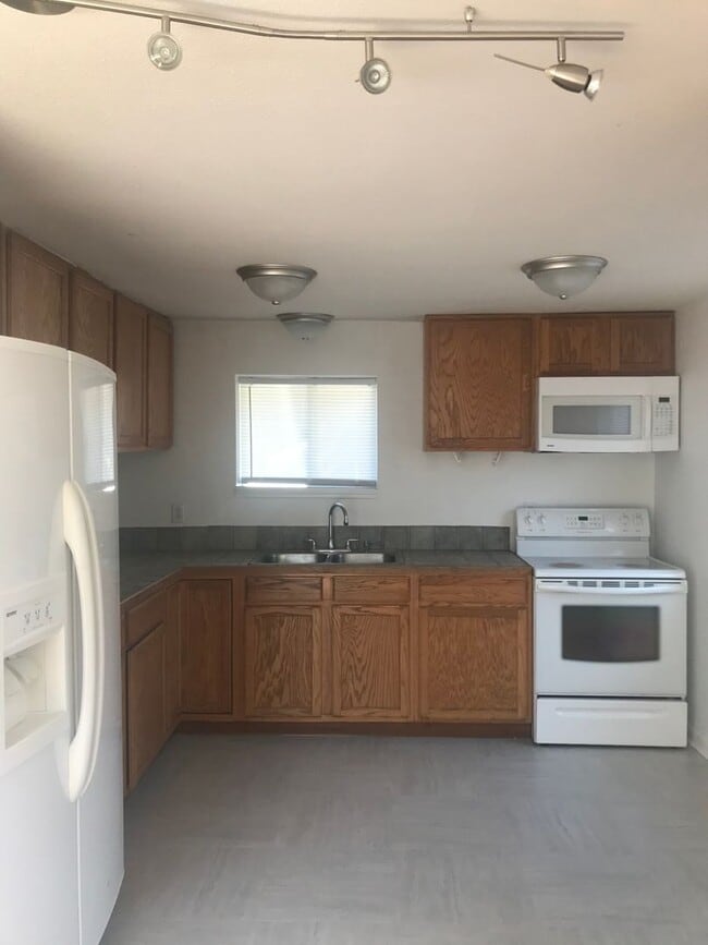 Building Photo - For Rent: Charming 2 Bed 1 Bath Home in th...