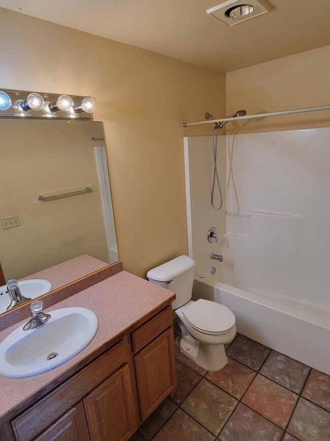 Building Photo - 3 Bedroom, 2.5 Bathroom Townhouse: Month- Month Lease