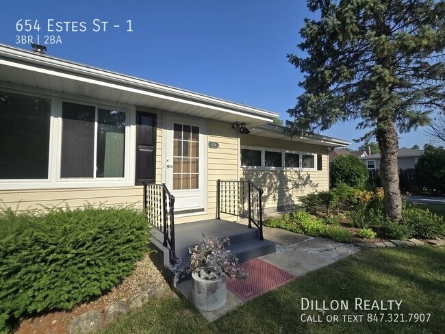 Building Photo - 654 Estes St