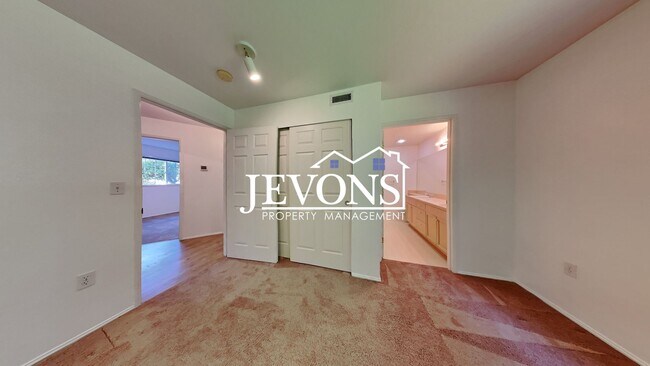 Building Photo - Condo with Swimming Pool and Private Enclosed 1-Car Garage in Klahanie Neighborhood