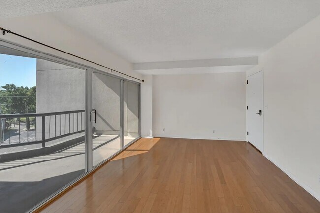 Building Photo - 900 19th Ave S