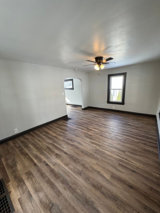 Building Photo - Beautifully Remodeled 3 Bedroom, 1 Bathroo...