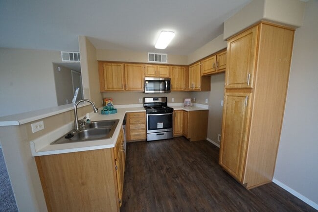 Building Photo - Beautiful 2 bed 2 bath upstairs unit in gated community.