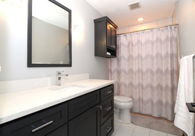 Building Photo - 400 SW E St