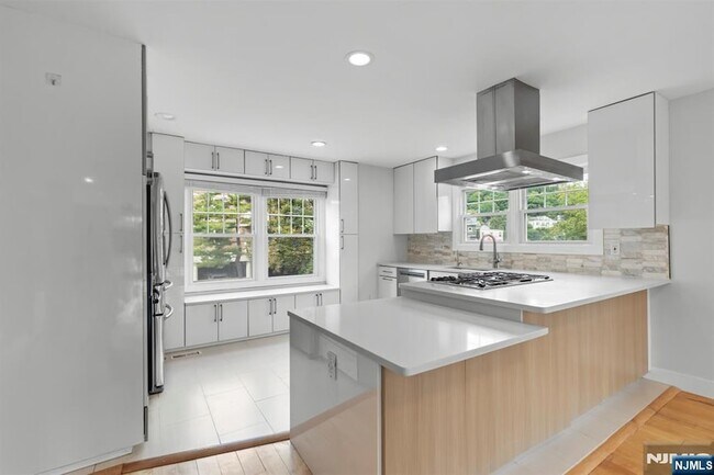 Building Photo - 6 Grand Cove Way