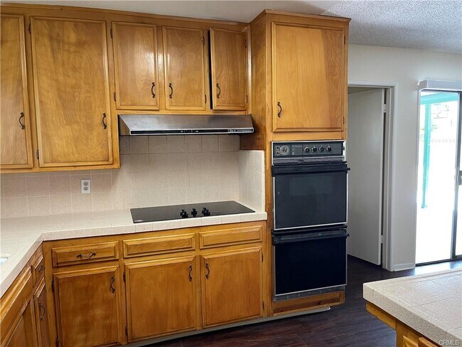 Building Photo - 1553 Albret St