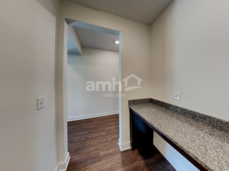 Building Photo - 5915 Hampton Creek Rd