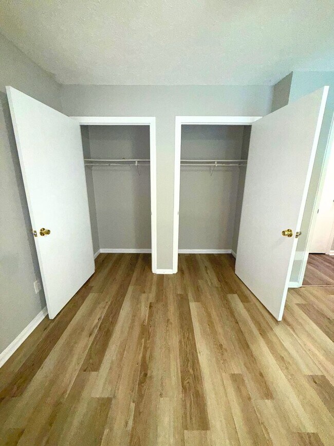 Building Photo - AVAILABLE NOW!!!