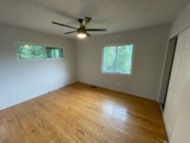 Building Photo - Large 4 Bedroom 2 Bathroom House for Rent