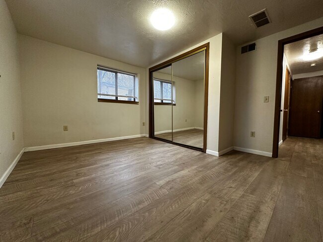 Building Photo - E432 Bay Ln