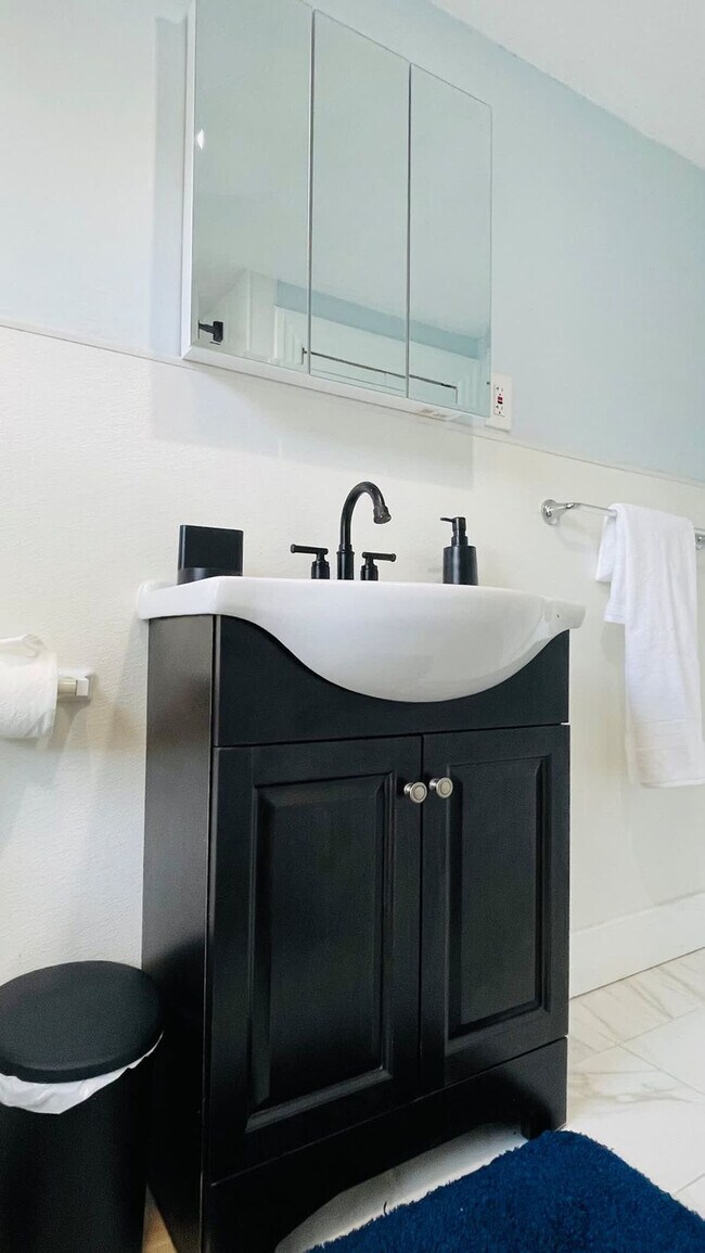 Building Photo - 25 Andem St