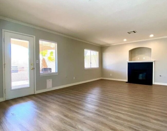 Building Photo - 9317 Mountain Rise Ave