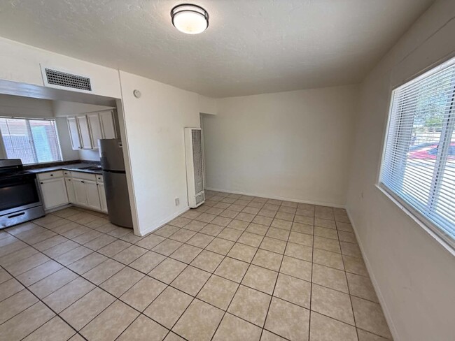 Building Photo - 460 E Delano St