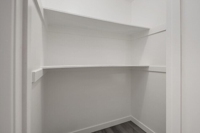 Building Photo - *2 Weeks of Free Rent Promotion!* BEAUTIFU...