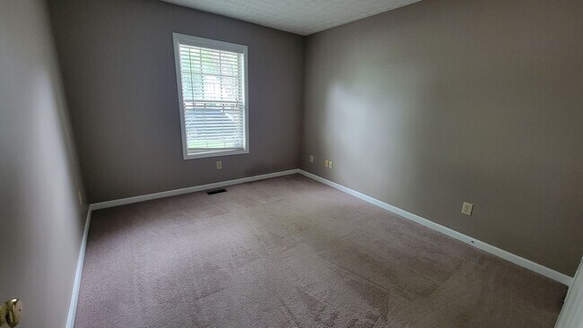 Building Photo - Fabulous 3 bedroom 3 bath walk- out ranch