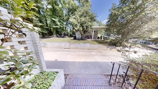 Building Photo - AVAILABLE NOW- SUBLEASE Short distance to Downtown Auburn--One of Kind Home on Sherwood Dr in Auburn