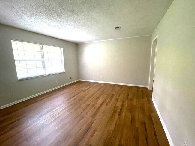Building Photo - Quaint 2 bedroom 1 bath apartment on quiet...