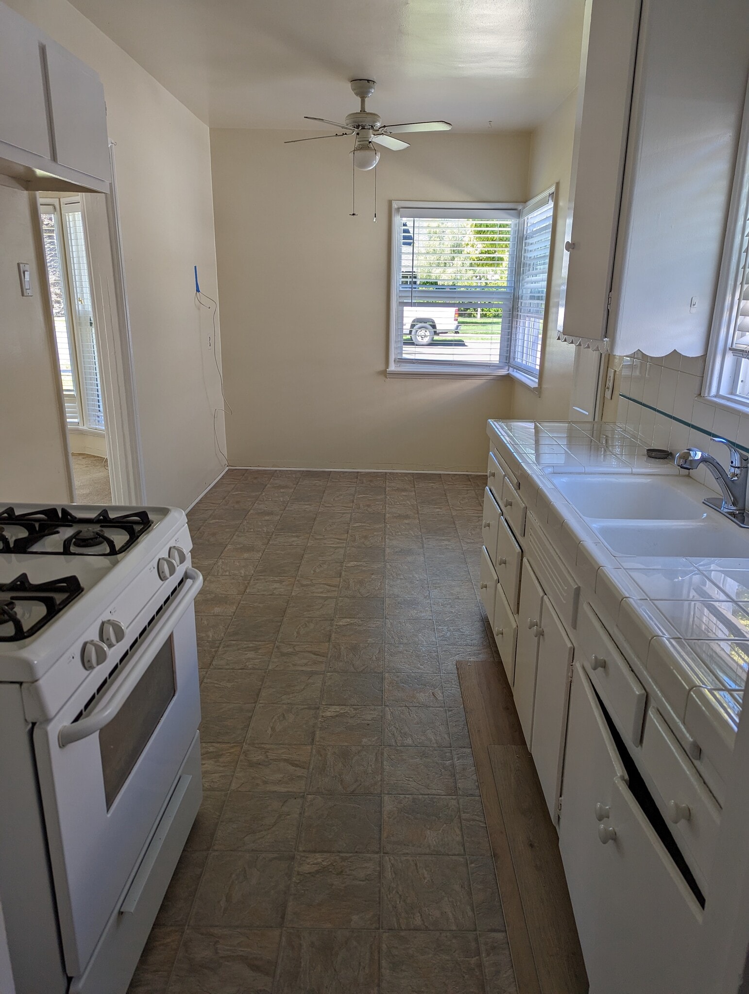 kitchen with eating area - 1324 Cota Ave