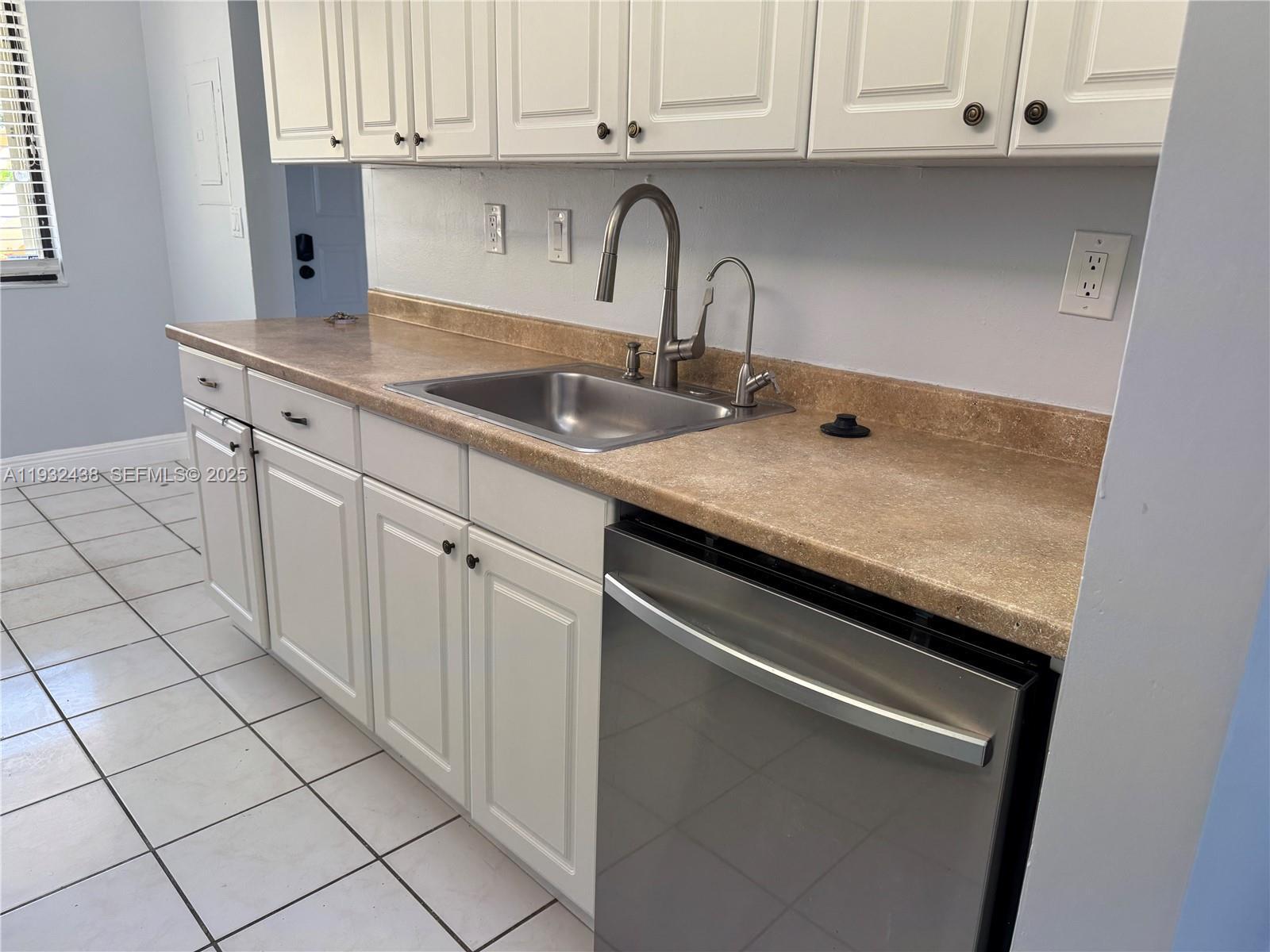 Building Photo - 185 Lakeview Dr