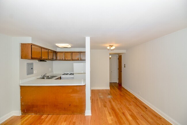 Building Photo - 665 W Wrightwood Ave