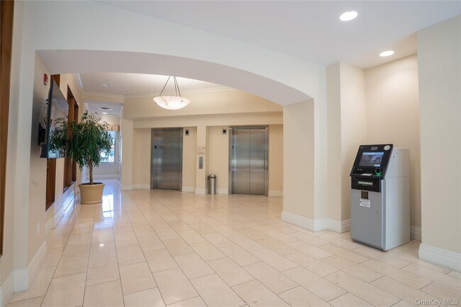 Building Photo - 300 E Overlook
