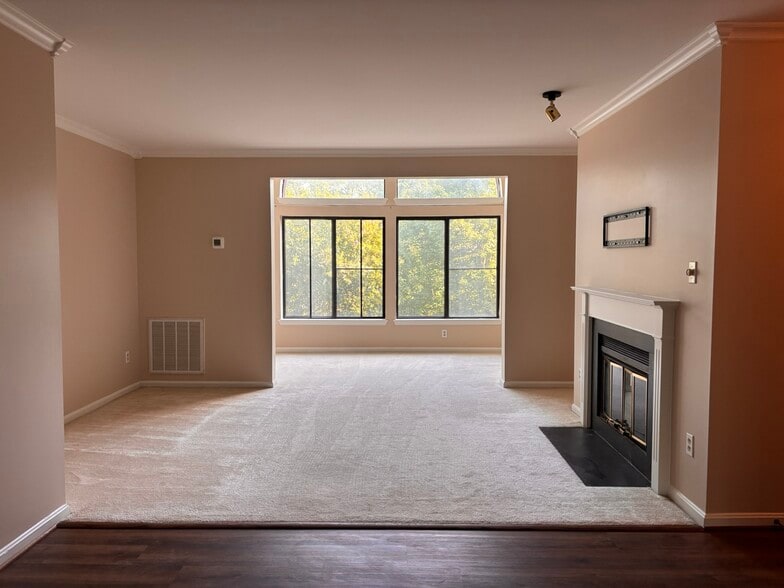Building Photo - 2807 Lee Oaks Ct